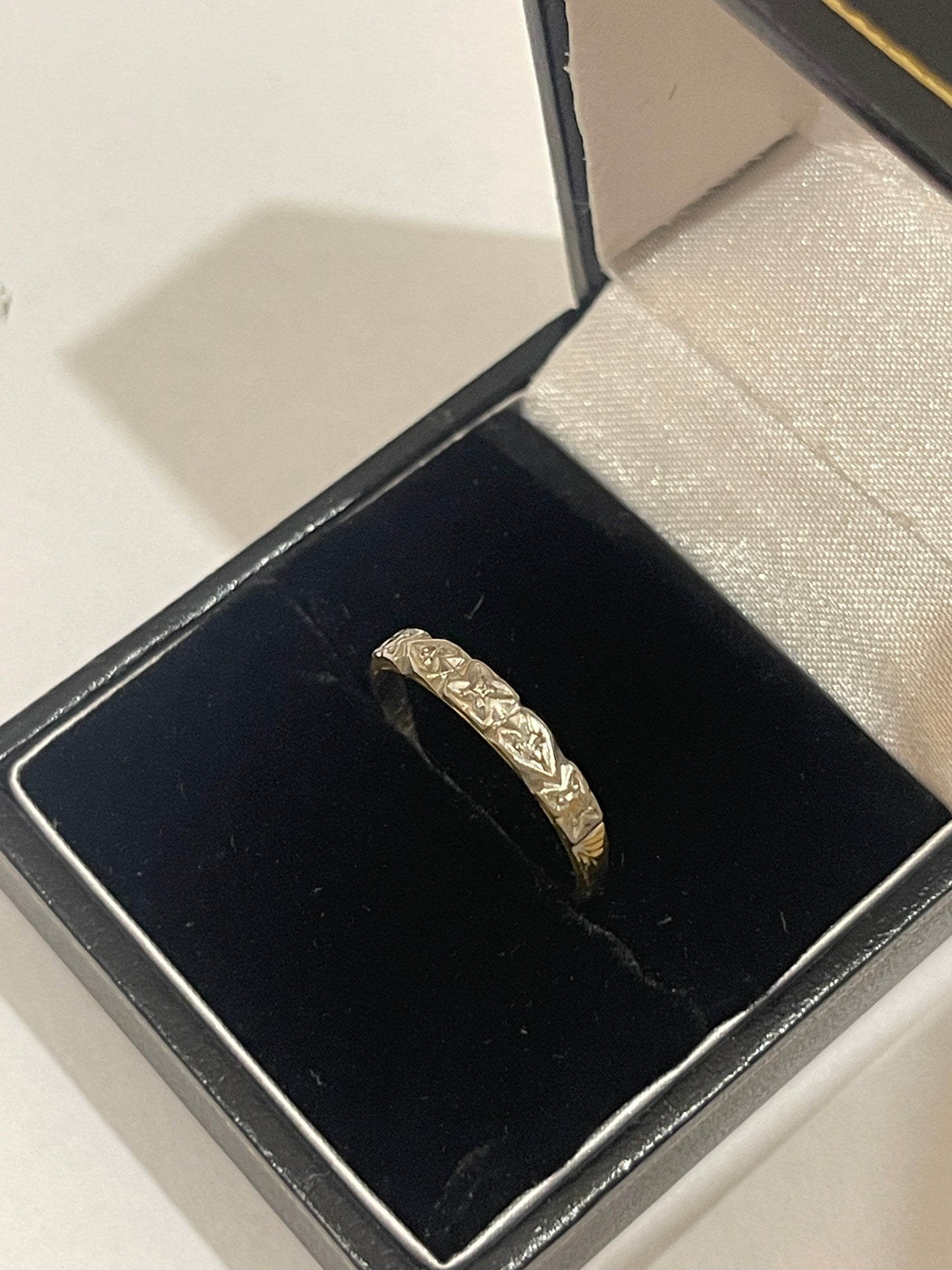 Illusion Set 8CT Gold Ring, Diamonds.
Ring Size M N Jewellery