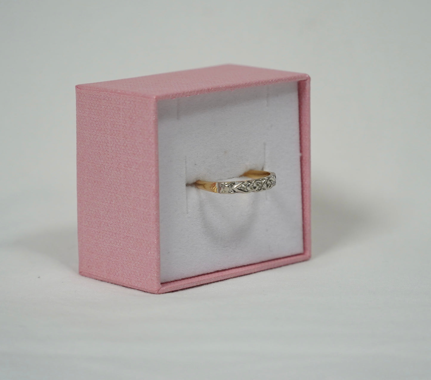 Illusion Set 8CT Gold Ring, Diamonds.
Ring Size M N Jewellery