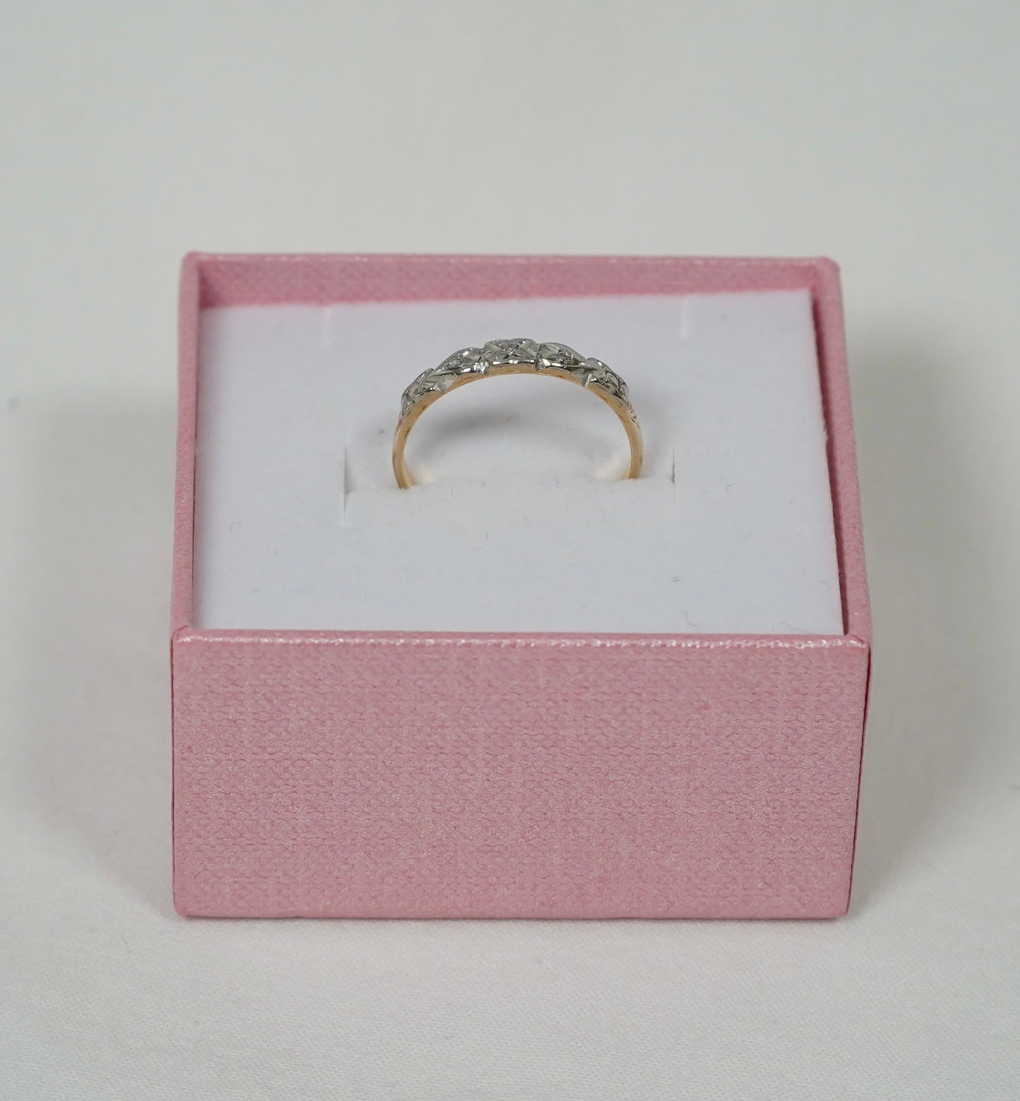 Illusion Set 8CT Gold Ring, Diamonds.
Ring Size M N Jewellery