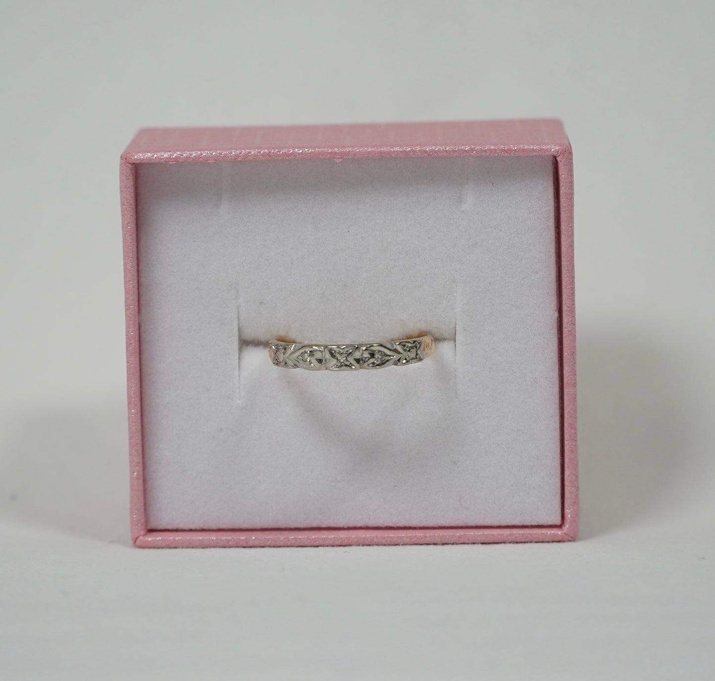 Illusion Set 8CT Gold Ring, Diamonds.
Ring Size M N Jewellery