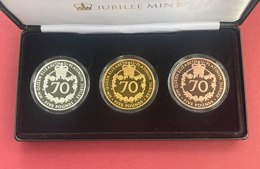 Elizabeth II,

Five Pound Coin Set,

£5, Silver Gold Rose Gold Plated 3 Coin Set,

Platinum Jubilee of Queen Elizabeth II,

Alderney,

With COA

2022 (B)