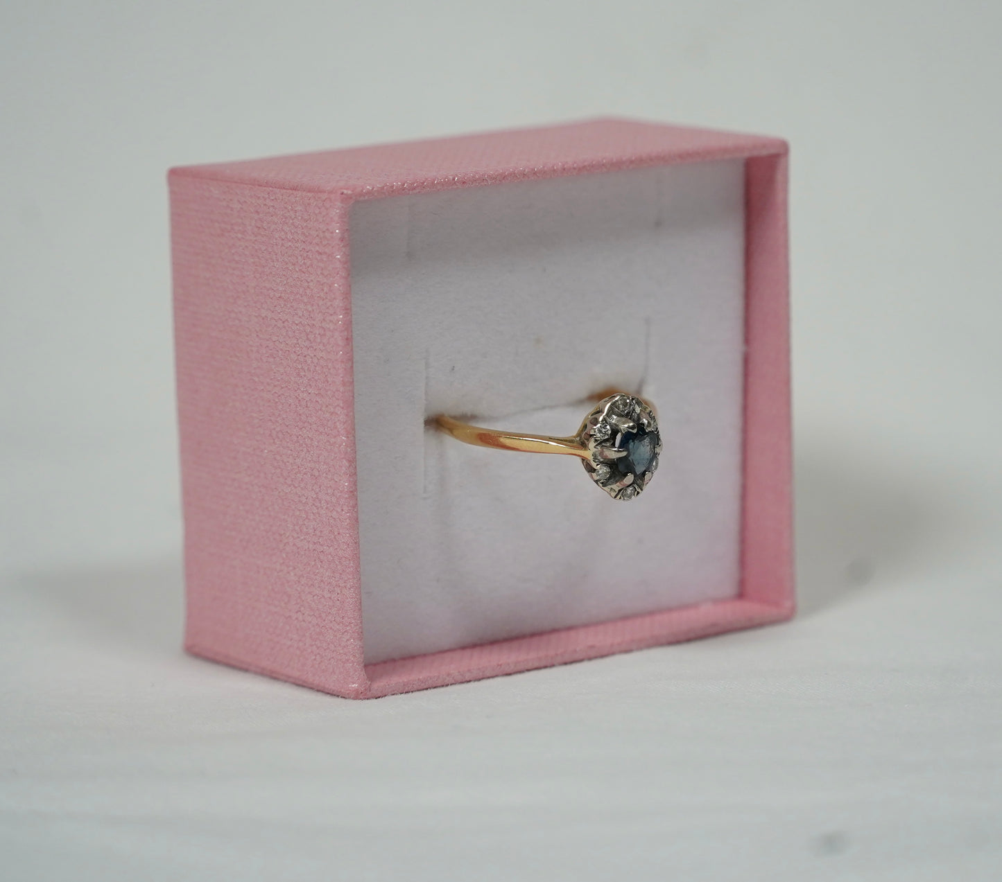 18CT Gold, Diamond and Sapphire ring Size T 2.8g Jewellery