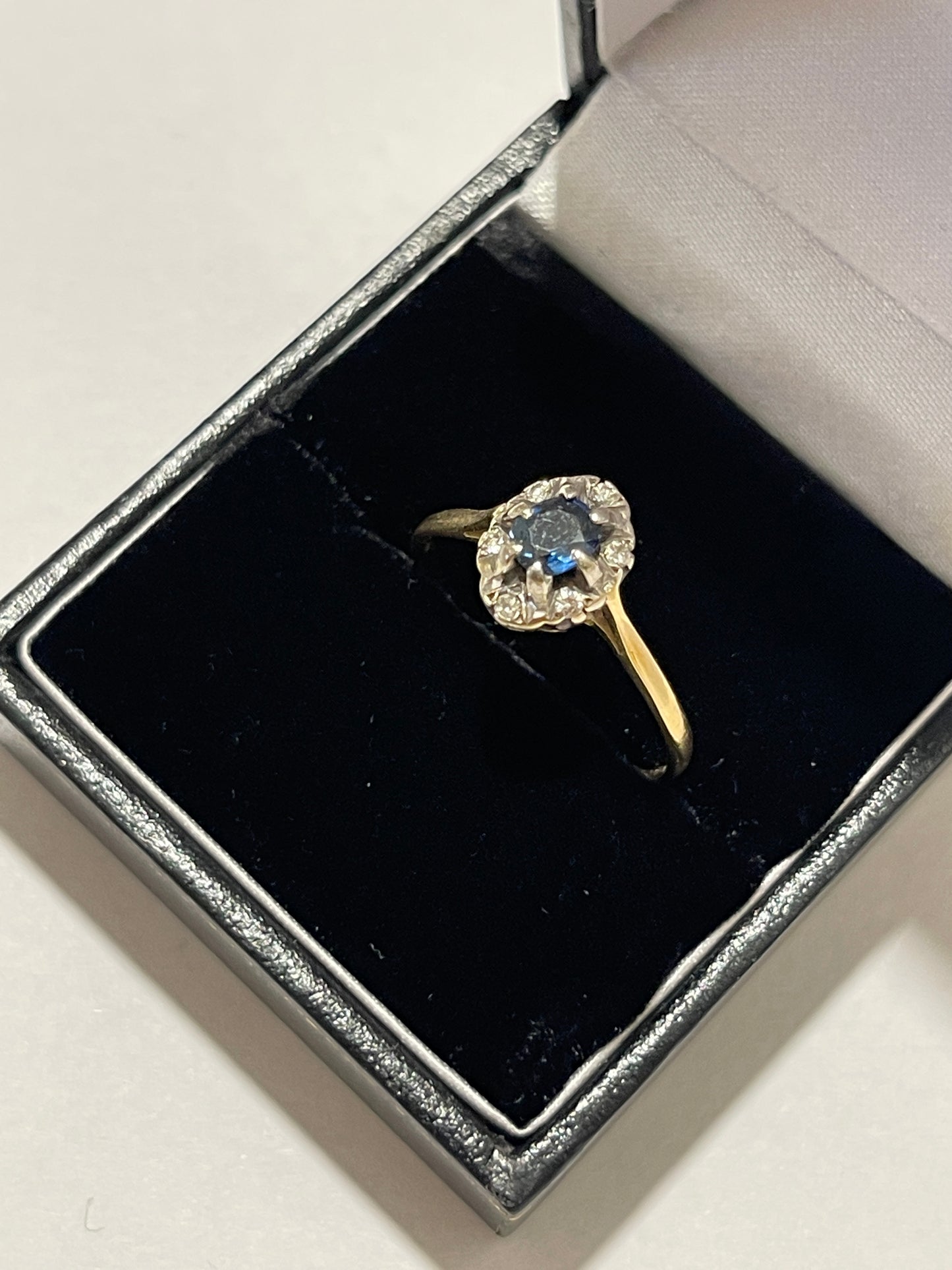 18CT Gold, Diamond and Sapphire ring Size T 2.8g Jewellery